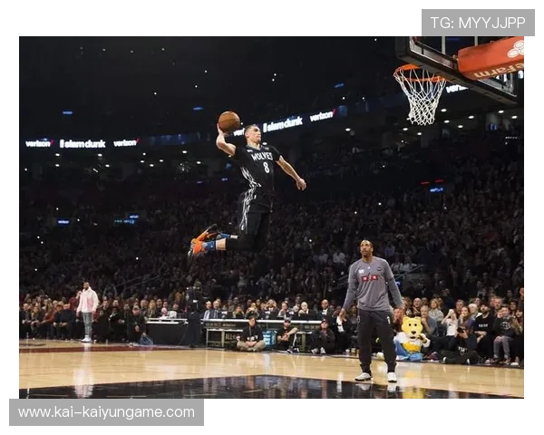 公牛拉文底线加速上篮，伺机完成爆扣，篮球场上的飞天传奇